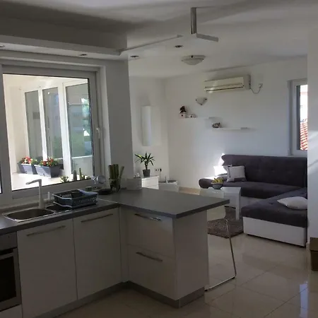 Lucija Apartman *